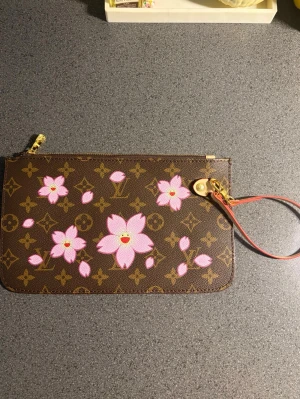 Plånbok / Clutch  - Brun med super söta murakami blommor.🌸 röd insida, väldigt välgjord. Måtten är 25 x 15 cm