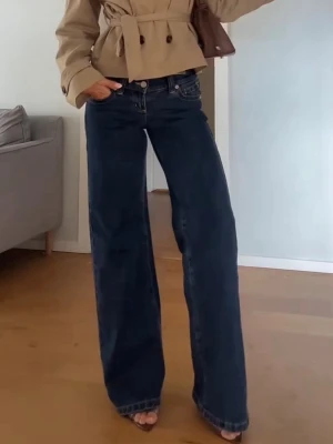 Lågmidjade Abrand jeans - Mörkblåa lågmidjade Abrand jeans. Använd vid två tillfällen så som nya. Nypris 1285kr. W28, sitter som S/M. Skönt och bra material. Långa på mig som är 168cm. Säljer då jag har ett par till. Tryck gärna på köp nu. 