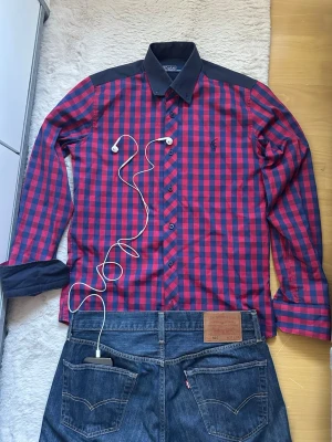 Polo Ralph Lauren randig skjorta - Säljer min klassiska skjorta från Ralph Lauren  Färgen randig röd och navy  100% bomull  Som går också att göra till kortärmad skjorta på bilden 4. Säljer endast 199