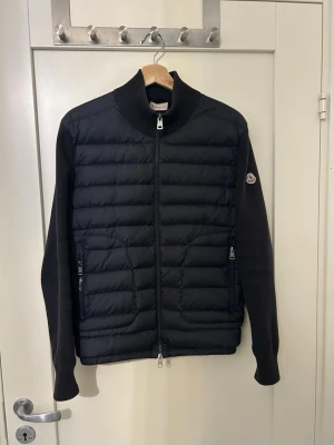 Moncler cardigan  - Nu säljer jag min moncler cardigan eftersom den inte kommer till användning för den är för liten. Storlek medium, lite kort på mig som är 180. Hör av er vid frågor