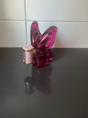 La Bomba parfym från Carolina Herrera - La Bomba parfym från Carolina Herrera i en unik, rosa fjärilsformad glasflaska med gulddetaljer och rosa lock. Flaskan är både snygg och iögonfallande, perfekt för dig som gillar att sticka ut. O använd