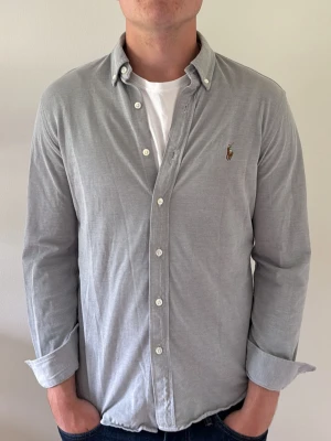 Ralph Lauren Skjorta - - Condition: 8/10 - Color: Gray - Size: M