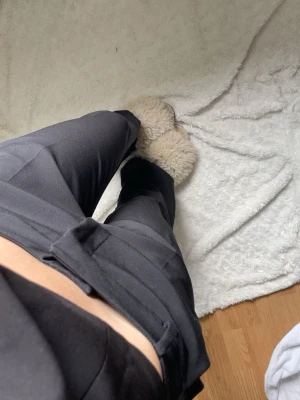 Bikbok kostymbyxor  - Säljer ett par svarta kostymbyxor med raka ben och låg midja. Säljer då dem är lite för stora, köptes från bikbok, dem är i 38 och längden lång, dem har dock en defekt på vänster ben längst nere då jag har tampa upp dem med hälen -> (sista bilden), annars är dem fräscha. Skriv för mer info😊🌸