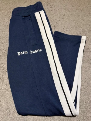 Palm Angels byxor - Palm Angels byxor | Storlek: S | Skick: 9/10 | Vid fler frågor/bilder är det bara och höra av sig.