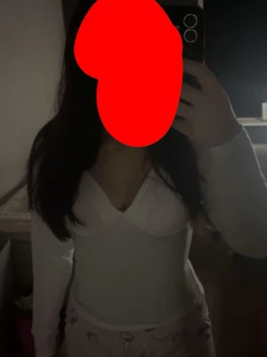 Supersöt vit topp från gina💕 - Somrig topp från gina i storlek s. Den är V ringad både bak och fram med skönt material. För mer frågor är det bara att dma 💕