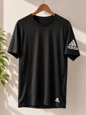 Snygg Adidas Träning’s T- Shirt  - Storlek: M, Material: 100 % Polyester, utmärkt skick!