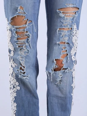 Unika lågmidjade ripped jeans med blommig spets - Jättefina och unika lågmidjade jeans med slitningar och vit spets. Jeansen är bootcut och har fina detaljer.   - Storlek: S - Midjemått: 39,5 cm - Innerbenslängd: 85 cm - Ytterbenslängd: 101 cm - Modellen är 175 cm lång för referens  Jeansen är i jättebra skick och har inga defekter (vad vi märkt)!!  Vid frågor eller funderingar - tveka inte att höra av dig🪽