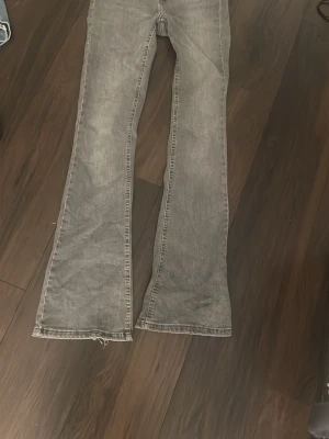 Grå utsvängda  - Säljer jätte fina utsvängda jeans från Only, har inte kommit till användning och är inte mycket använda 💕