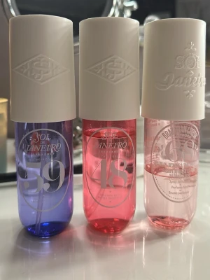 Sol de Janeiro body mists💗 - 3 stycken sol de Janeiro body mists till salu, alla för 210kr eller nmr 59 för 95kr, nmr 68 för 40kr, nmr 48 för 85kr💗 Skriv till mig vid frågor och innan du ska köpa så jag vet om du vill köpa en eller flera🫶🏻