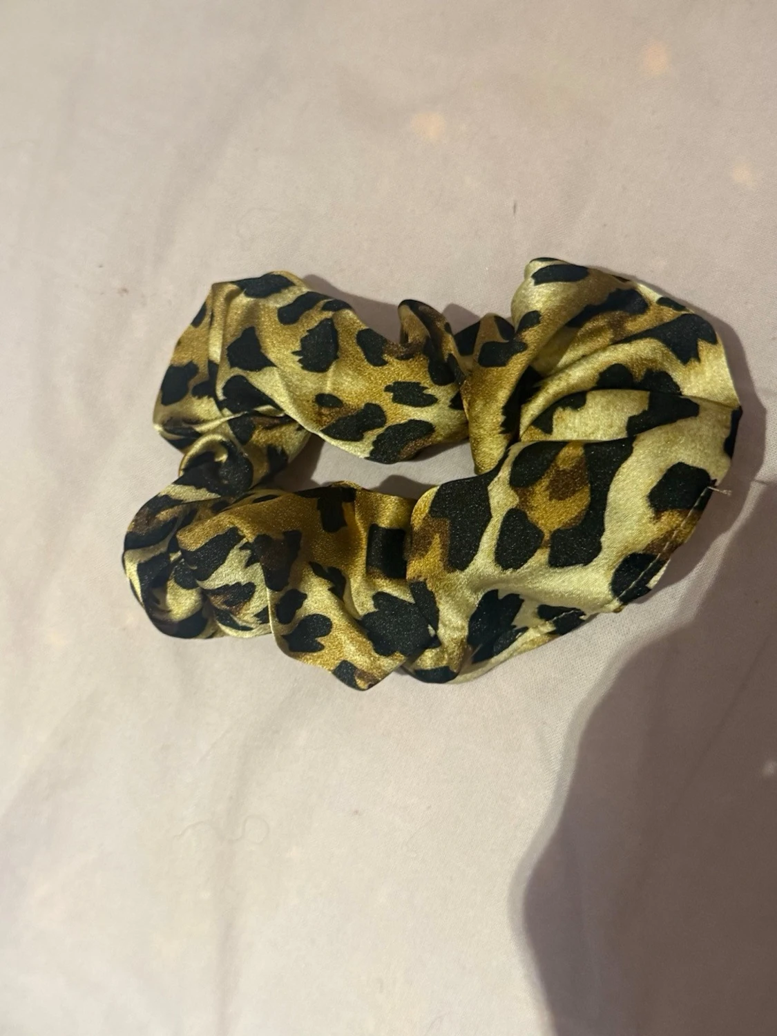 Leopardmönstrad scrunchie