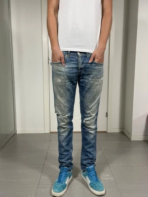 Dondup George Jeans - Säljer nu dessa Dondup George Jeans med flertal slitningar i design kombinerat med defekter, mått ca 42,5 o 106 cm. skriv för fler bilder/frågor🙌🏼