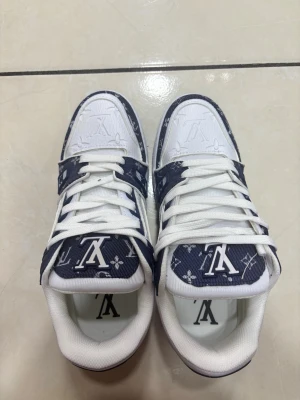 vita och blå sneakers - Blå vita sneakers har använt någon gång men är i nytt skick 