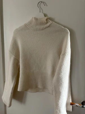 Stickad  - Vit stickad tröja från Gina tricot, storlek xs