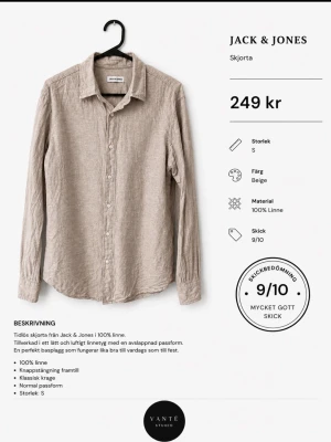 Beige linneskjorta från Jack & Jones - Säljer en tidlös beige skjorta från Jack & Jones i 100% linne. Skjortan har klassisk krage, knäppning framtill och en normal passform. Perfekt för dig som gillar luftiga och stilrena plagg.