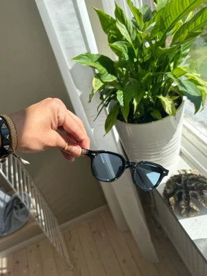Marino solglasögon ”blått glas” - Säljer nu dessa vintage solglasögon från Marino med svarta bågar och blått glas. Glasögonen är i perfekt skick (inga defekter).  Vid frågor och funderingar är det bara att skriva till mig 📩