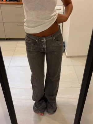 Silvriga jeans Zara - Uuuurrrsnygga silvriga jeans från Zara, funkar superbra med klackar på mig som är 168, lite lögna utan tyvärr🩷