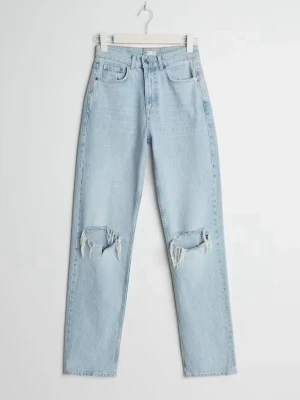 Ljusblå jeans från Gina Tricot - Säljer ett par ljusblå jeans med hög midja och raka ben. Jeansen har slitna hål på båda knäna 🤍