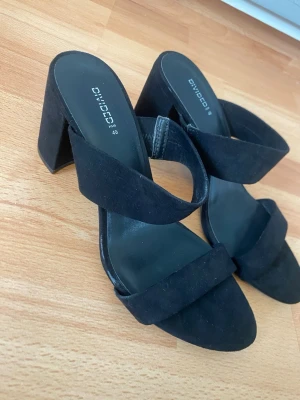 Svarta klackar - Säljer svarta klackar från H&M.
