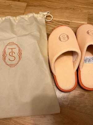 The life of a showgirl Taylor swift slippers - Helt oanvända jättefina TLOAS tofflor i stl 34/35. Taylor Swift merch