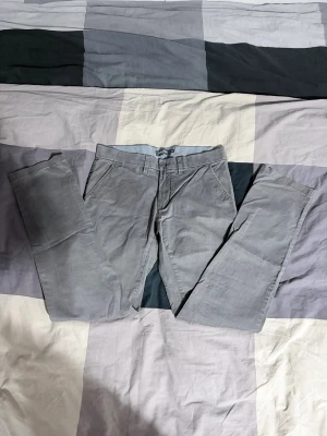 Dressmann Chinos Grå - Chinos i grå färg ifrån Dressmann. Mycket fint skick utan defekter.   Storlek: W30 L32