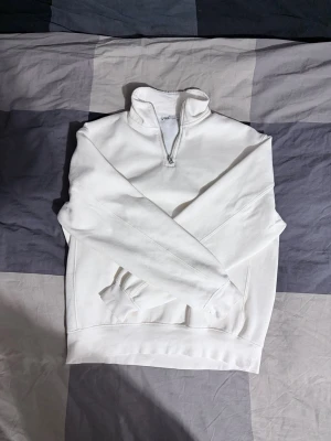 Zara halv-zip - Halv-zip tröja ifrån Zara i Crémefärg. Mycket dint skick, använd ett fåtal gånger och bara tvättad en gång.   Storlek: M