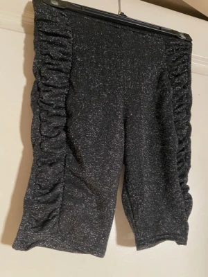 Svarta glittriga cykelbyxor | Storlek UK10 / EU 36/38 - 💕30% bundlerabatt vid köp av minst två artiklar. 🌸 Svarta glittriga cykelbyxor                     ✔️Märke: Fashionkilla.                                            📏 Storlek UK10, EU 36/38, S/M               ⭐️Endast provade och tvättade, så gott som nya.