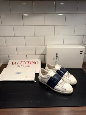 Valentino Open mörkblåa  - Tja, säljer nu mina valentino open mörkblåa i bra skick men synligt använda skorna är helt hela. Original box och dustbag medkommer. Hör av er vid frågor!                                                 MVH Mion