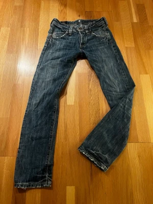 Lee jeans - Lee jeans med unik fade. Slim straight. Skriv för mått