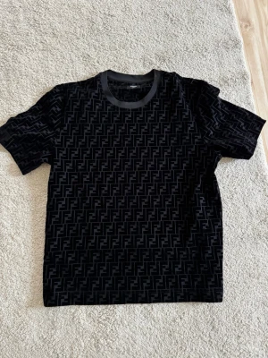 Fendi monogram T-shirt - Mycket fet Fendi monogram TShirt Exklusivt material. 100% Bommull