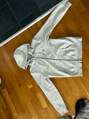 Ralph Lauren zip hoddie grå - Jag köpte denna på hede ouatlet för några månader sen men den passar mig inte. Därav säljer jag den nu. Den är storlek S. Eftersom jag heller inte använt tröjan så mycket är den i mycket bra skick ungifär 9/10