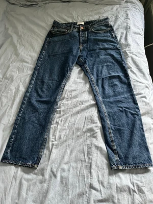 Mörkblå jeans från Jack and Jones  - Det är måtten 32/32 och modell är Relaxed/Chris inga defekter eller något sånt. Sjukt still rena jeans  