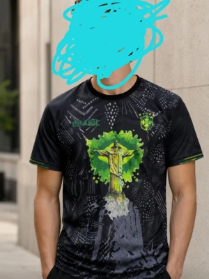 Svart Brasil t-shirt med tryck - Cool svart t-shirt med Brasilien-tema och stort tryck av Kristusstatyn i grönt och gult på bröstet. T-shirten har korta ärmar och rund hals, samt grafiska detaljer över hela plagget. Perfekt för dig som gillar sportig och unik stil.