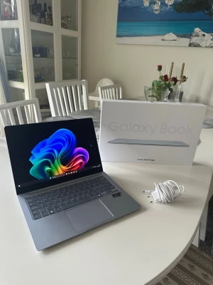 Kraftig Samsung Laptop (2.8K Amoled Touch, Snapdragon X-Elite, 16GB DDR5 RAM, 100% batterihälsa) - Hej! Säljer nu min Samsung Galaxy Book4 Edge Laptop. Nypris idag är 17900kr från Power. Den är nästan som ny i mycket bra skick, Inga synliga skador.   Batterihälsan är på 100% (se bild) med få laddcyklar, mycket bra batteritid upp till 22h på en laddning.  Funkar utmärkt för plugg, jobb, surfning.  Mycket lätt och portabel (1.1kg)  Specifikationer: Skärm: 14tum Amoled 2880 x 1800 120HZ (mycket fin bild) + Touch skärm Processor: Snapdragon X-Elite (12cores) 512gb ssd lagring, 16gb ddr5 Ram