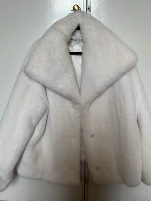 Rock/kappa  - En snygg varm rock/kappa. Perfekt för höst och vinter ( våren ). Förbered vintern med en snygg kappa som man inte kan sluta ha!😍Vit och fluffig, perfekt för en elegant look!🩵