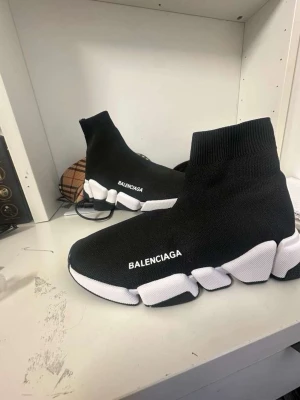 Speed trainers - Snygga svarta sneakers med modern design. Skorna har en strumpliknande passform och en chunky vit sula. Perfekt för dig som vill ha både stil och komfort.
