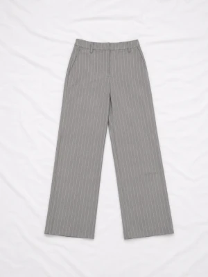 Grå kostymbyxor med vita ränder - Snygga grå kostymbyxor med tunna vita kritstrecksränder och raka ben. Byxorna har hällor för skärp och sidofickor. Perfekta för en clean och stilren look. Materialet känns mjukt och har en klassisk kostymkänsla.
