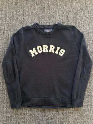 Morris tröja  - Sjukt eftertraktad Morris tröja ~ 2000’s modell som inte längre produceras | st M/true size | Rekomenderad längd mellan 175–185cm | färg marinblå | OBS kan gå ner lite i pris vid snabb affär! 🏄