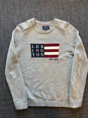Lexington tröja ~ vintage  - Sjukt eftertraktad Lexington tröja ~ 2000’s modell som inte längre produceras | st M/true size | Rekomenderad längd mellan 175–185cm | färg grå | OBS kan gå ner lite i pris vid snabb affär! 🏄