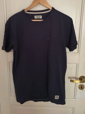 t shirt  - snygg grisch mörkblå t shirt från jack & jones