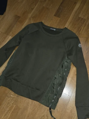 Snygg moncler tröja med detaljer S/XS - Jättefin, passar S/XS. Såklart orginal. 
