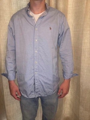 Ralph Lauren skjorta - Superfint skick och en perfekt sommar skjorta eller en bra skjorta vid finare tillfällen. Tveka ej på att ställa frågor. Skjortan sitter som en m