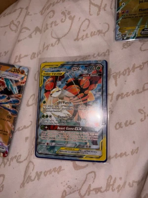Pokémonkort GX och holo mix - Säljer ett gäng Pokémonkort, bland annat Dragapult GX, Mimikyu GX, Garchomp GX och Espeon holo. Korten har färgstarka och glansiga illustrationer med olika Pokémonmotiv. Perfekt för samlare eller dig som vill utöka din lek med coola och sällsynta kort.