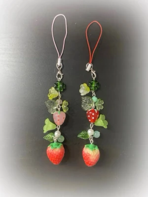 Strawberry phonecharm  - 100% handgjord av mig! Snälla kontakta innan du trycker på köp nu, ifall de redan har blivit såld på en annan app🫶🏼 kontakta och säg vilken du vill ha! #trinket #y2k #alt #emo #goth #anime #kpop #scene #whimsical #fairy #fairycore #fairygrunge #kawaii #coquette #sanrio #juminocore #shoujo #swag #mlp #mylittlepony #bluelock #saikik #demonslayer #naruto #jujutsukaisen #jjk #nana #viviennewestood 