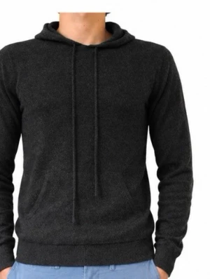 Mörkgrå hoodie med huva - 100% Kashmir hoodien från John Henric. Storlek M, passar från ca 183cm till 192 cm. Nypris 2399kr, mitt pris: 699kr. Inga defekter på tröjan. Skriv om ni har frågor! 