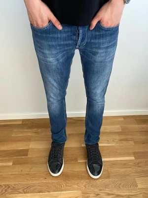 Dondup George  - Tja, säljer dessa tvär feta dondup George i mycket fint skick med inga defekter. Nyaste årsmodellen. Längd 100, midja 41 Hör av er vid fler frågor🤝