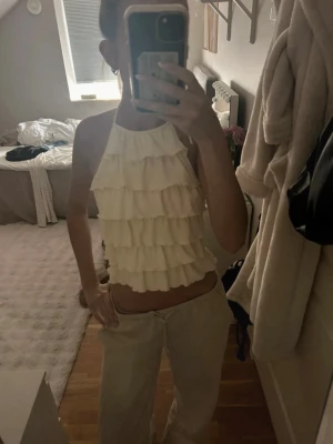 Ljusgul volang topp - Jättesöt ljusgul volang topp med halterneck från Gina Tricot. Storlek xs.☺️