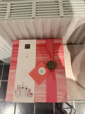 Rituals set - Rituals of sakura! Helt oanvänd! Och innehåller tre produkter, hudkräm, dusch gel, kroppsskrubb, samt ett doftljus. 