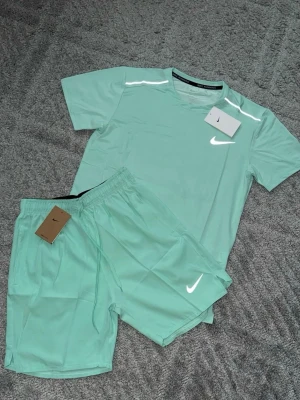 Nike Miller  - Nike Miller set i mint grön färg. Mycket bra skick. Lätt och skönt material som passar perfekt för sommaren, träning och träning. Sälja som komplett set. 