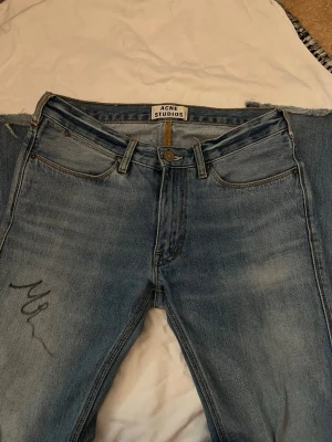 Ljusblå jeans från Acne Studios - Säljer ett par ljusblå jeans från Acne Studios med en signatur på benet(Ej ifrån mig) tror de ska vara så