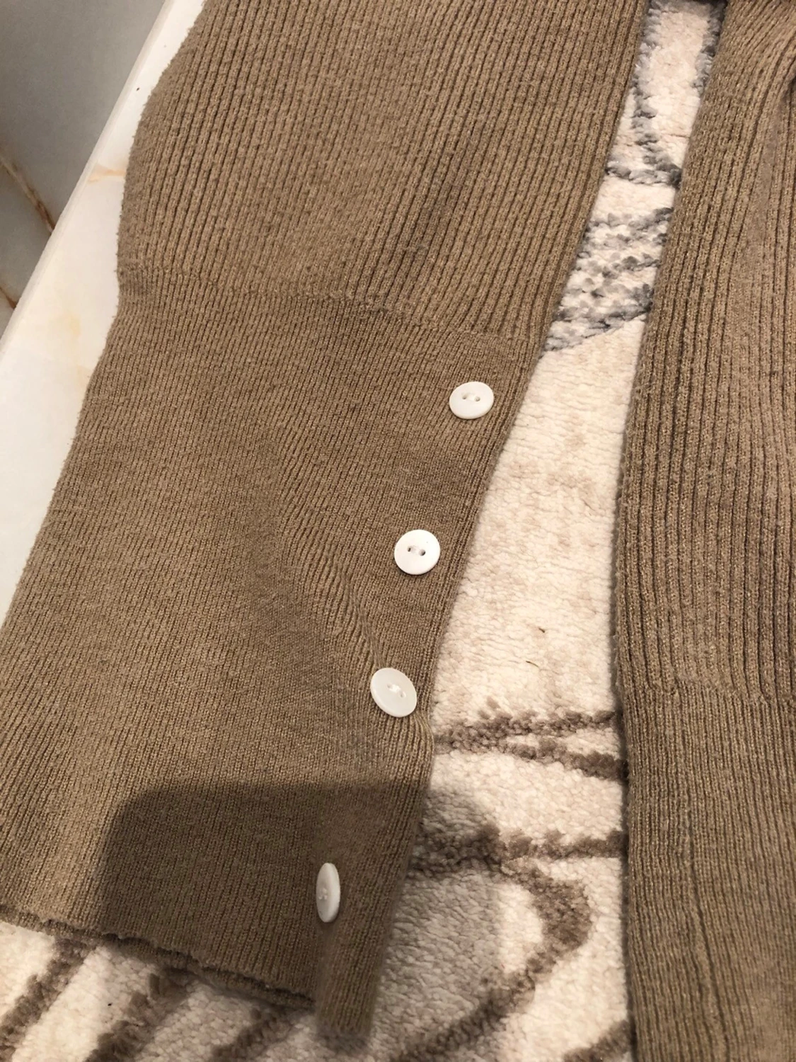 Beige stickad tröja med v-ringning - 2